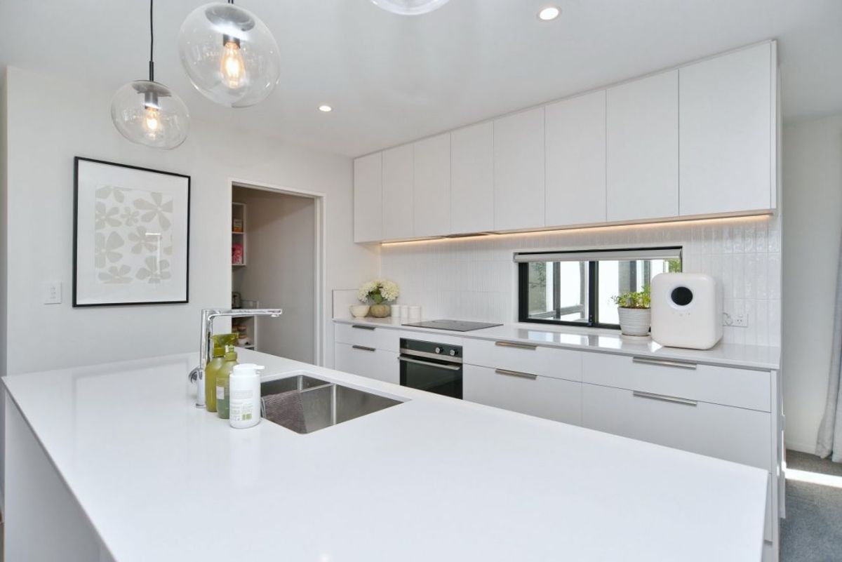 * UNDER OFFER * Stunning Home - Quality, Location & Value Here - Ansicht 2