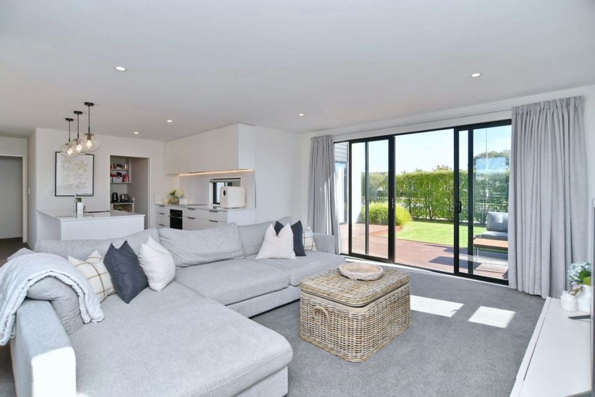 * UNDER OFFER * Stunning Home - Quality, Location & Value Here - Ansicht 3