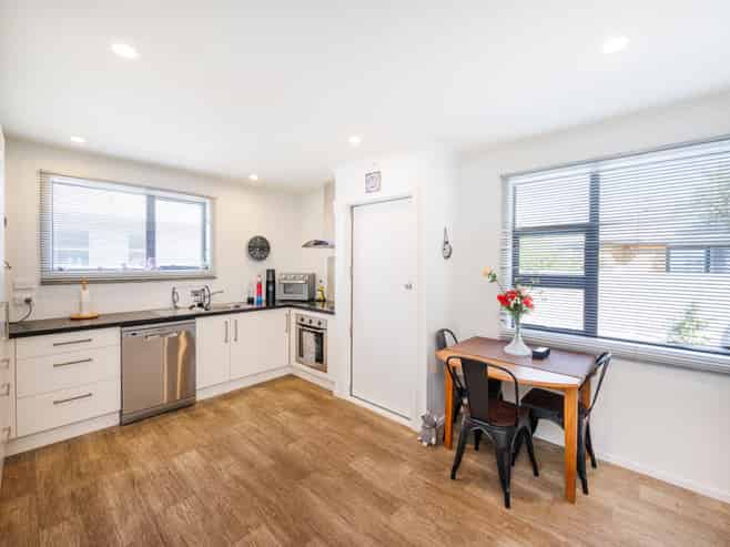 12 Somerset Crescent, Highbury