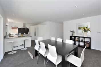 8 Derry Street, Greenlane