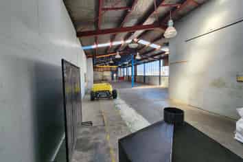 310sqm Warehouse with Crane & Booth