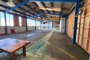 310sqm Warehouse with Crane & Booth