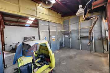 310sqm Warehouse with Crane & Booth