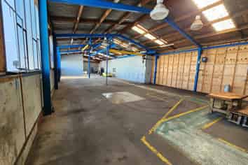310sqm Warehouse with Crane & Booth