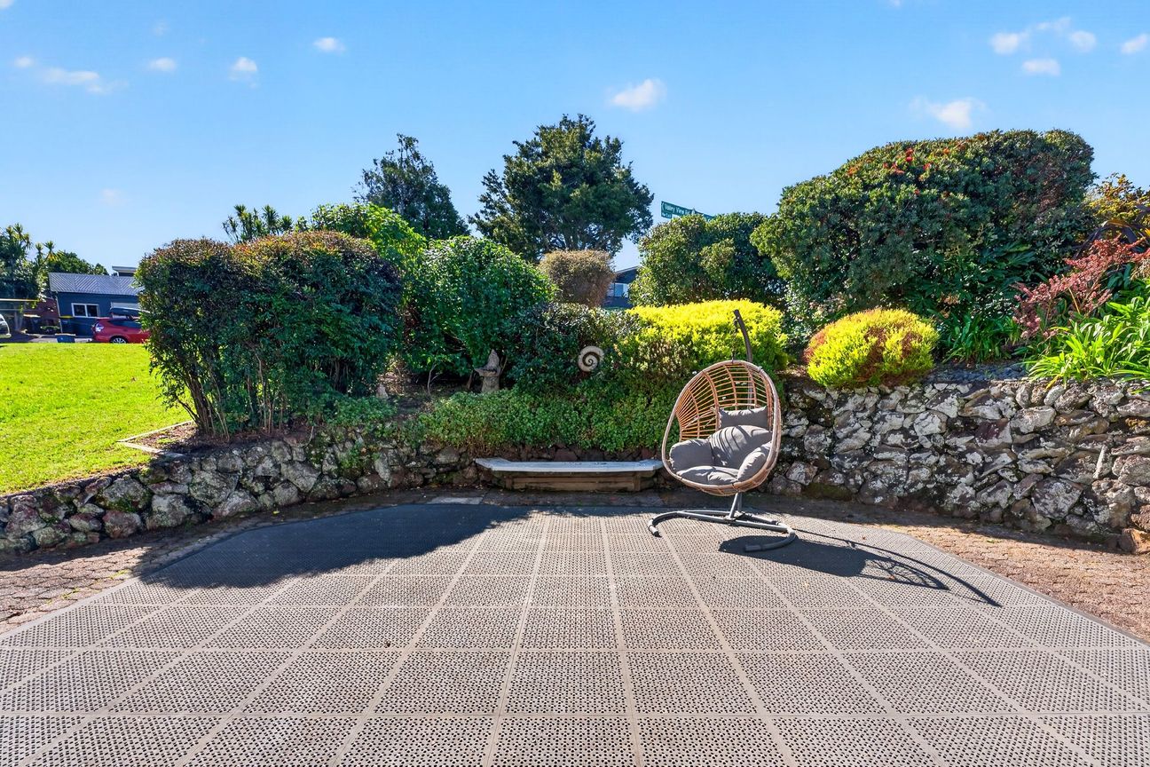 Freehold | Sundrenched | Priced! - Meer