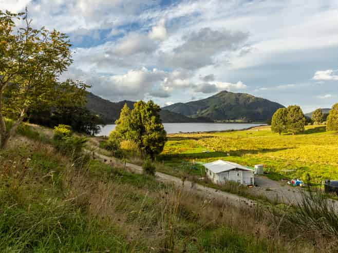 884 Queen Charlotte Drive, Linkwater