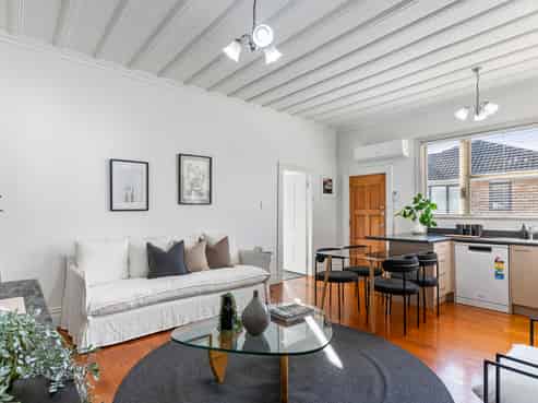1-2/82A Commissariat Road, Mount Wellington