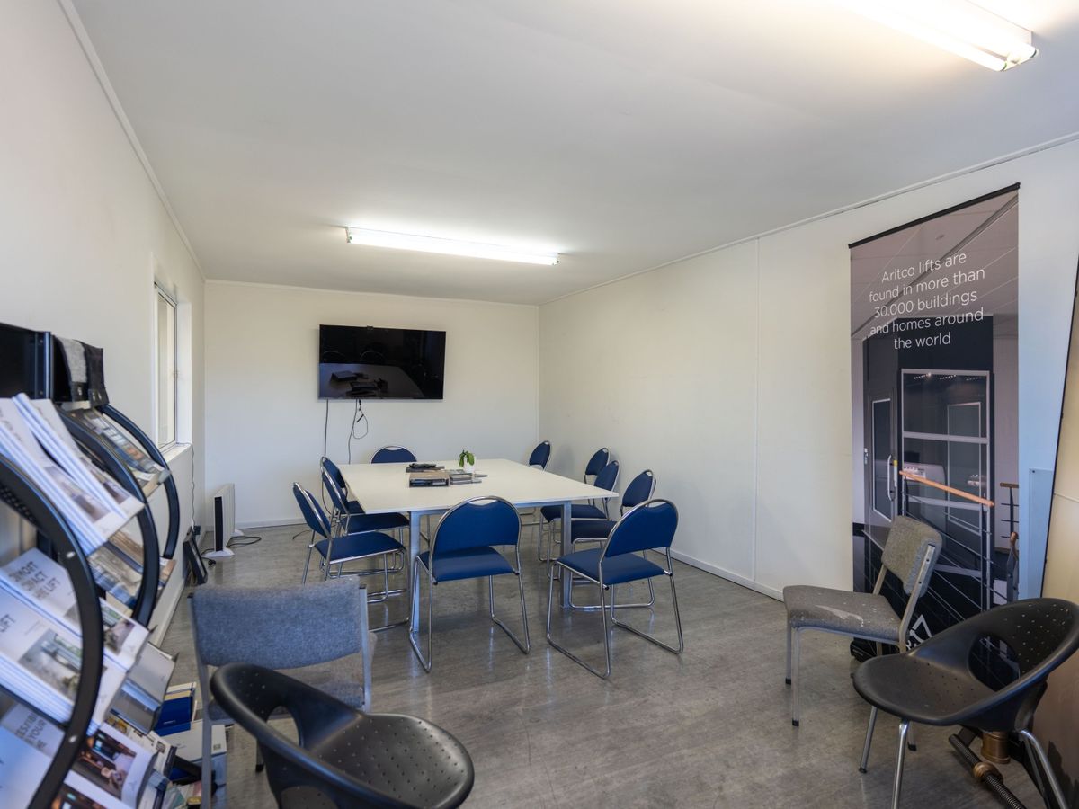 Prime freehold industrial with yard - Mehr