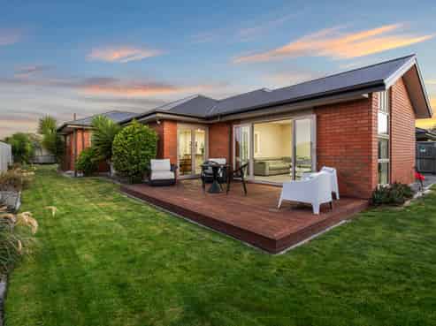 9 Saint Peters Close, Woolston