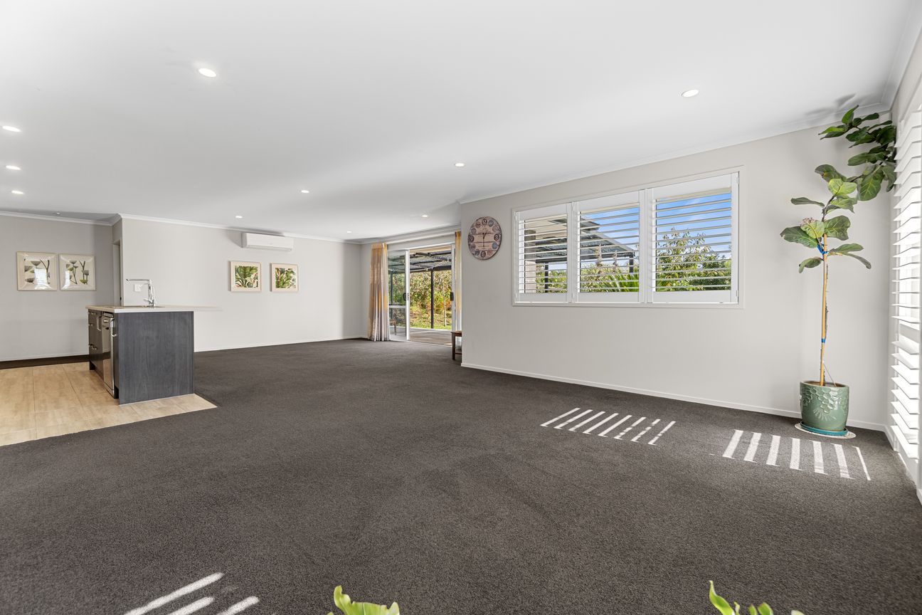 Owners have Relocated- Opportunity Awaits - Mehr