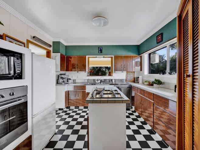 8 Longview Drive, Merrilands