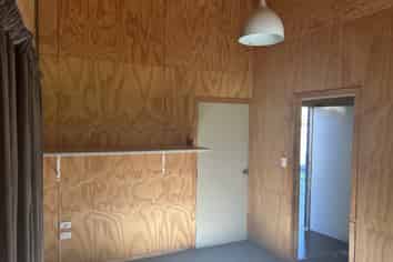 Ideal tradie base with on-site accommodation & sec