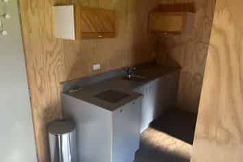 Ideal tradie base with on-site accommodation & sec