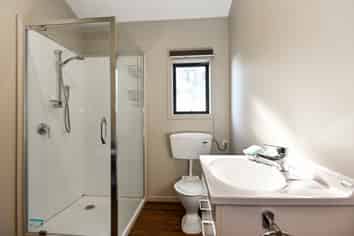 Ideal tradie base with on-site accommodation & sec