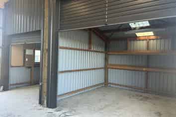 Ideal tradie base with on-site accommodation & sec