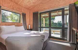 Ideal tradie base with on-site accommodation & sec