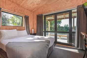 Ideal tradie base with on-site accommodation & sec