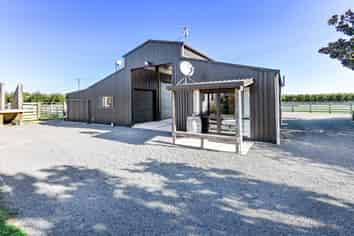 Ideal tradie base with on-site accommodation & sec