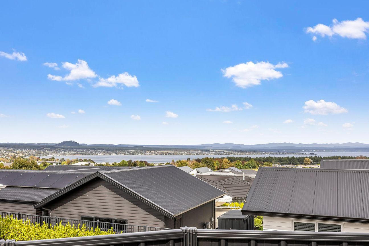 Modern Living with Elevated Lake Views - Widok 2