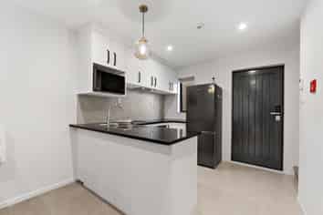 16/18 Hewlett Road, Massey