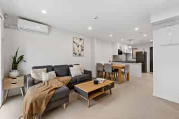 16/18 Hewlett Road, Massey