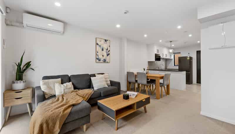 16/18 Hewlett Road, Massey