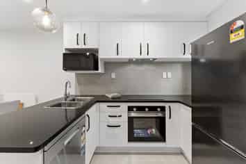 16/18 Hewlett Road, Massey