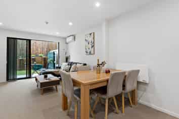 16/18 Hewlett Road, Massey