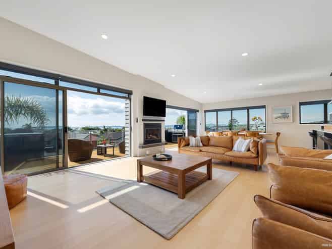 10  Columbia Crescent, Beachlands