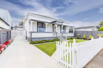 Opportunity strikes - freehold rent by room