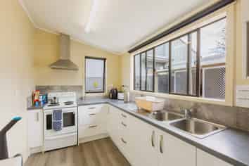 Opportunity strikes - freehold rent by room