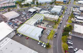 PARAMOUNT DRIVE WAREHOUSE + YARD | GANTRY