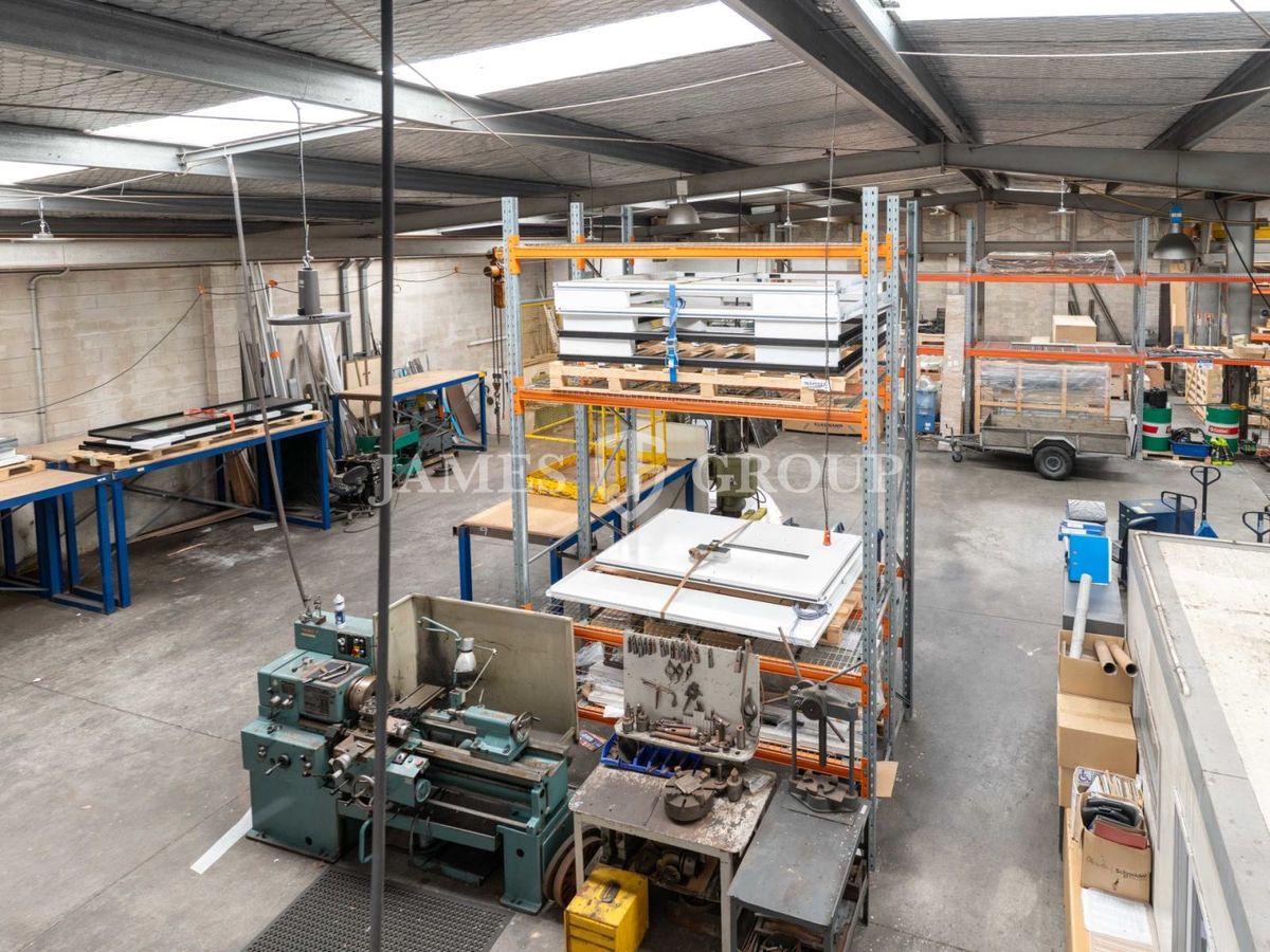 980M² GANTRY WAREHOUSE + PARKING | PARAMOUNT DRIVE - Widok 4