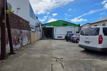 Workshop & Yard in a Tightly Held Newtown Location