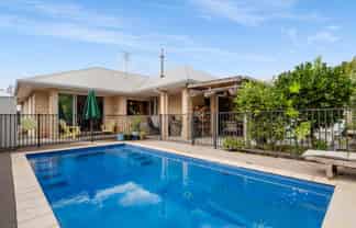 6 Horsley Grove, Pyes Pa