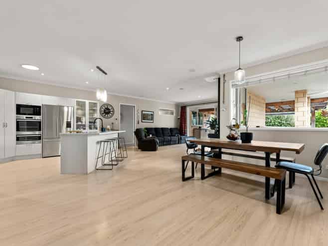 6 Horsley Grove, Pyes Pa