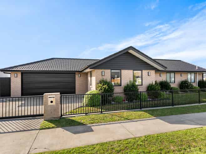 16 Spitfire Drive, Burleigh