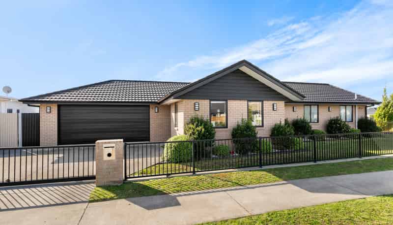 16 Spitfire Drive, Burleigh