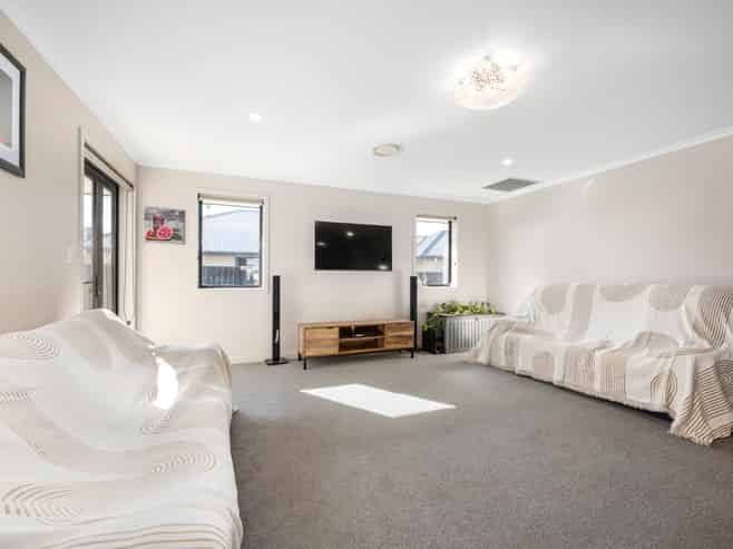 16 Spitfire Drive, Burleigh