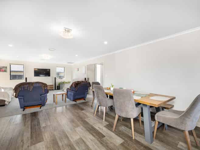 16 Spitfire Drive, Burleigh