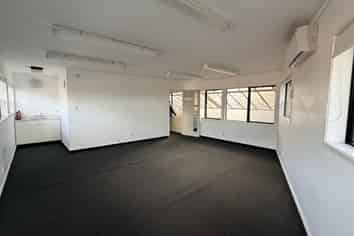 Flexible first floor offices – occupy one or both