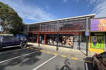 Flexible first floor offices – occupy one or both