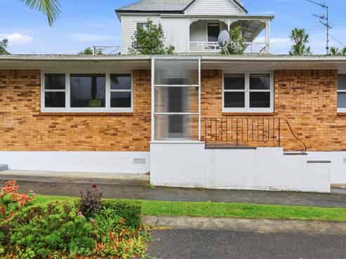 2/45 Vauxhall Road, Devonport