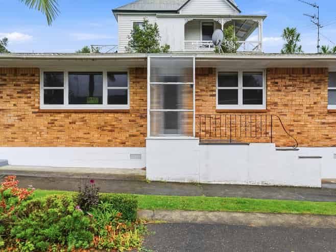 2/45 Vauxhall Road, Devonport