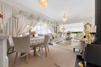 5 Borrowdace Avenue, Botany Downs