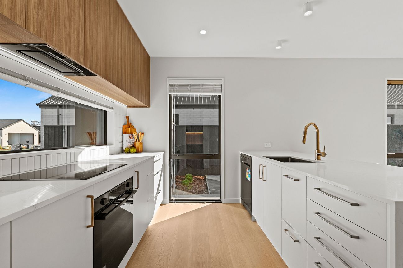 Relaxed Modern Living in Oliver Grove – další