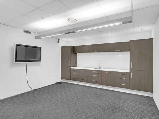 393sqm Office with On-Site Amenity