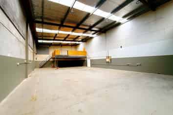 Immaculate Cain Park Industrial Unit | 515 m2