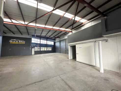 Rare St Johns Offering - 772sqm WH + Yard