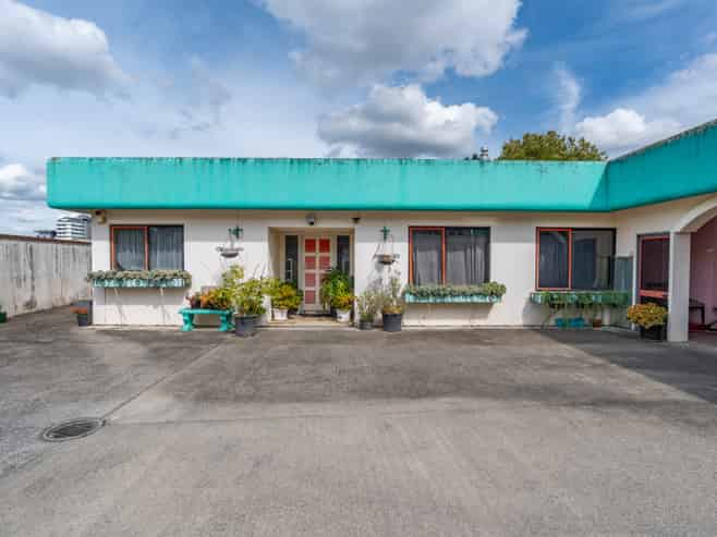 169 River Road, Hamilton East